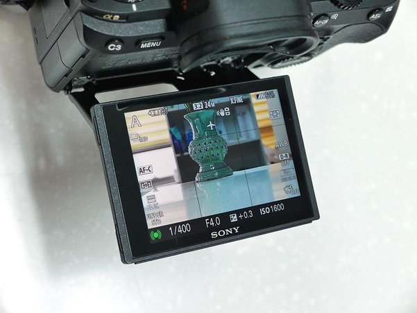 소니 a9의 리얼타임 트래킹 예제 사진. 포착한 피사체(초록색 네모)의 움직임을 실시간 추적한다. / 차주경 기자