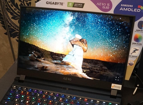 AMOLED 화면은 일반 노트북의 LCD 화면에 비해 한수 위의 밝기와 선명도, 색 재현력, 명암비를 제공한다. / 최용석 기자