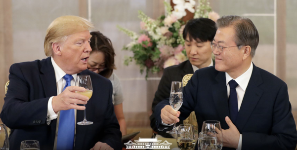 문재인 대통령(오른쪽)과 도널드 트럼프 미 대통령이 29일 오후 열린 만찬에서 건배를 하는 모습. / 청와대 홈페이지 갈무리