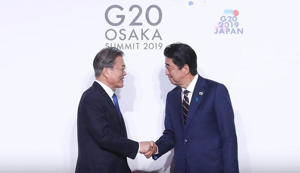 문재인 대통령과 일본 아베 신조 총리가 G20 정상회의에 앞서 인사를 나누는 모습./자료 청와대