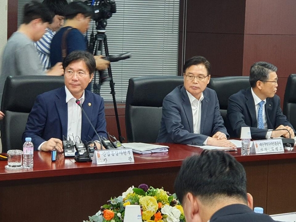 성윤모 산업통상자원부 장관(왼쪽 첫번째)이 발언을 준비하고 있다./김준배 기자