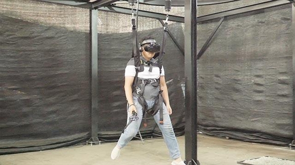 VR 어트랙션 ‘VR FLYING’ 프로토타입을 시연 중인 모습./노창호 PD