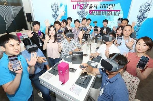 LG유플러스 직원이 10일 U+5G 상용화 100일을 기념한 행사에 참석해 5G 서비스를 소개하는 모습. / LG유플러스 제공