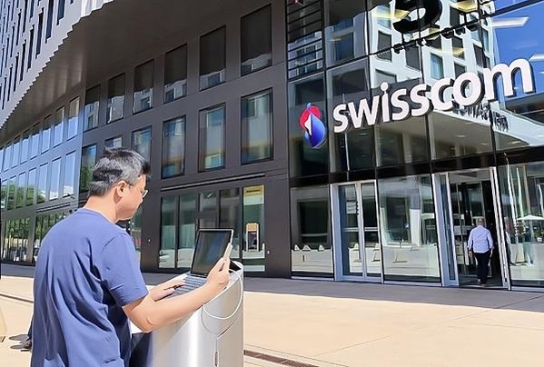 SK텔레콤 직원이 스위스 현지에서 5G 로밍 서비스를 테스트 하는 모습. / SK텔레콤 제공