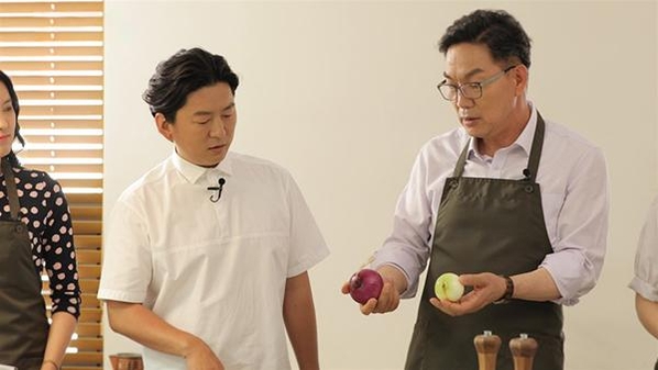  이대훈 NH농협은행장(오른쪽)과 강레오 셰프가 방송하는 모습. / NH농협은행 제공