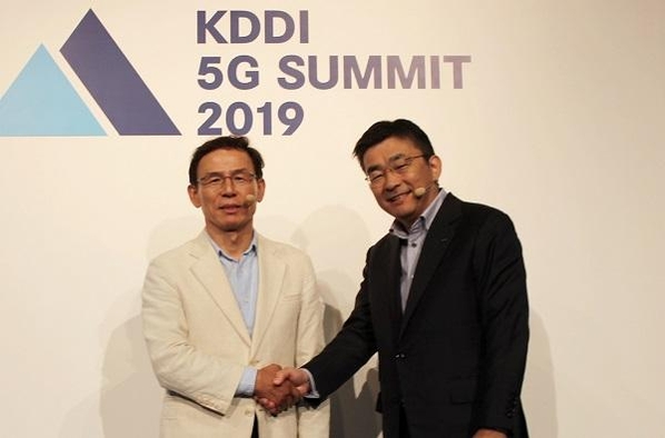 최주식 LG유플러스 기업부문장(왼쪽)과 다카하시 마코토 KDDI CEO가 양해각서 체결 후 기념촬영을 하고 있다. / LG유플러스 제공