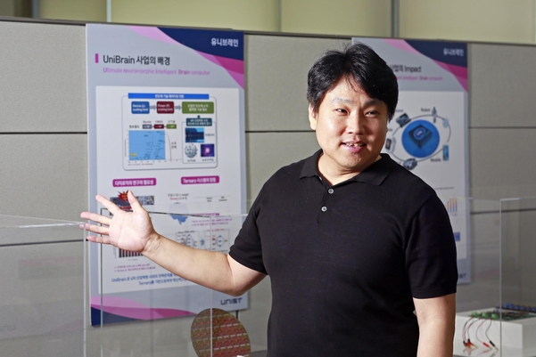 김경록 UNIST 전기전자컴퓨터공학부 교수가 기술을 소개하고 있다./자료 삼성전자