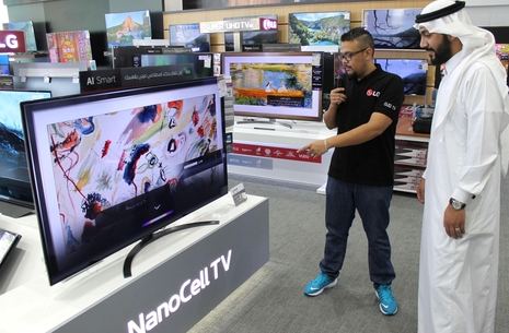 사우디아라비아 제다 소재 전자매장에서 고객이 아랍어 음성 명령으로 LG 인공지능 TV의 인공지능 기능을 체험하고 있다./자료 LG전자