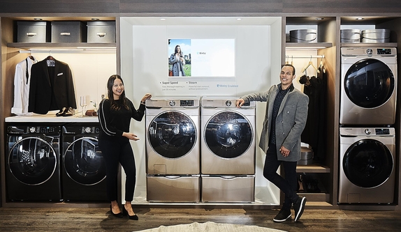 지난 2월 미국 라스베이거스에서 열린 북미 최대 주방·욕실 전시회 KBIS2019에서 삼성전자 모델이 건조기와 세탁기를 소개하고 있다./자료 삼성전자