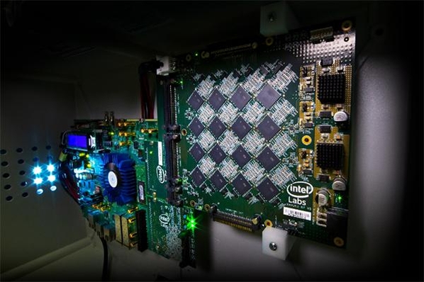  인텔 포호키 비치 뉴로모픽컴퓨터. 로이히(Loihi) 칩 64개를 이용해 800만개 인공 신경세포를 구현했다. /  인텔 제공