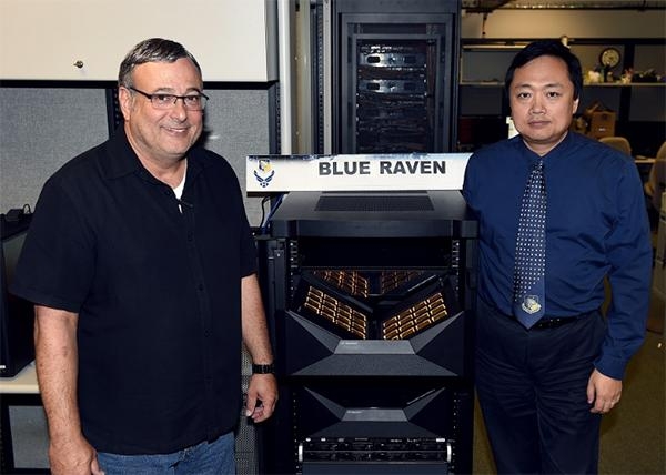  미 공군연구소 뉴로모픽컴퓨터 Blue Raven: IBM “TrueNorth”칩을 사용해 6400만개 인공 신경세포를 구현했다. / 미 공군연구소 제공