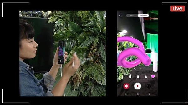시연자가 AR 기능을 활용해 노트10 플러스로 3D 그림을 그리는 ‘AR 두들’을 시연중이다./유튜브 갈무리