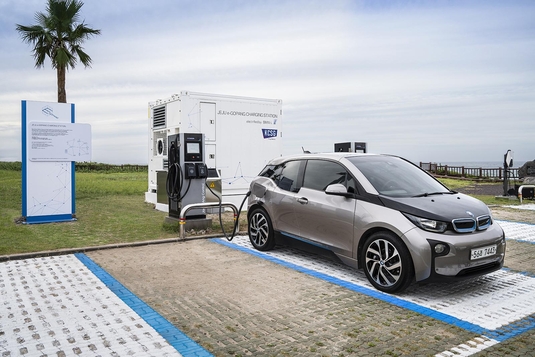 8월 제주 월정리에 개장한 전기차 충전소 ‘e-고팡'. 전기차 폐배터리를 활용해 풍력발전으로 확보한 전기 에너지를 저장·공급한다. / BMW그룹코리아 제공