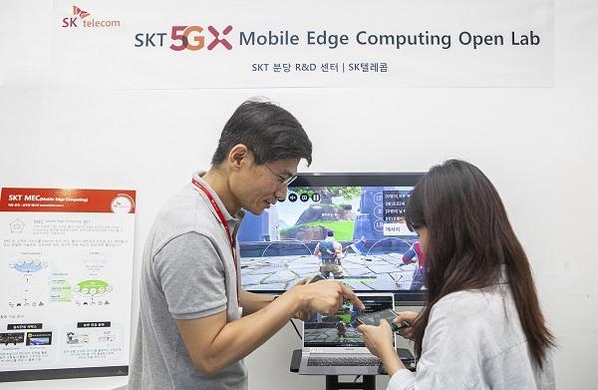 SK텔레콤 연구원들이 분당 소재 ICT기술센터에서 5GX MEC 기반 게임&방송 플랫폼 워치앤플레이를 개발하는 모습. / SK텔레콤 제공