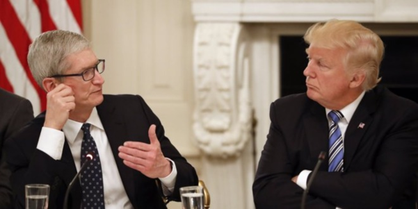 팀 쿡 애플 CEO(왼쪽)와 도널드 트럼프 미국 대통령이 대화를 나누고 있다./자료 애플인사이더