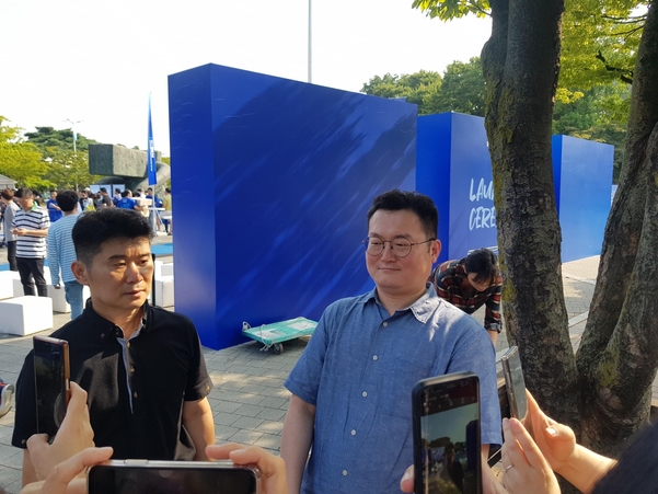 SK텔레콤 갤럭시노트 10 5G 가입자인 최용석(왼쪽)씨와 안녕씨. / 류은주 기자