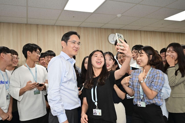 이재용 삼성전자 부회장이 20일 삼성 청년 소프트웨어 아카데미(SSAFY) 광주 교육센터를 방문, 교육생들과 기념사진을 찍고 있다./자료 삼성전자