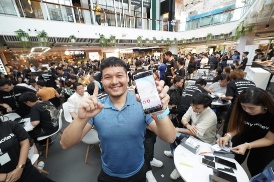 지난 16일(현지 시간) 태국 방콕의 대형 쇼핑몰에서 진행된 '갤럭시 노트10' 체험 행사에서 한 체험자가 제품에 대해 만족감을 나타내고 있다./자료 삼성전자