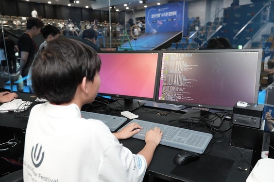 2019 인텔 AI 드론 경진대회에 참가한 학생이 인텔 NUC PC와 모비디우스 AI 모듈(사진 오른쪽)을 이용해 드론 주행을 위한 AI 프로그램을 코딩하고 있다. / 인텔코리아 제공
