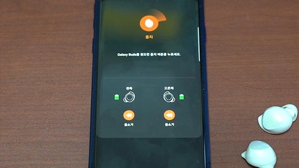 삼성 앱으로 갤럭시 버즈에서 외부로 소리를 내 이어버드를 찾을 수 있다./ 노창호 PD
