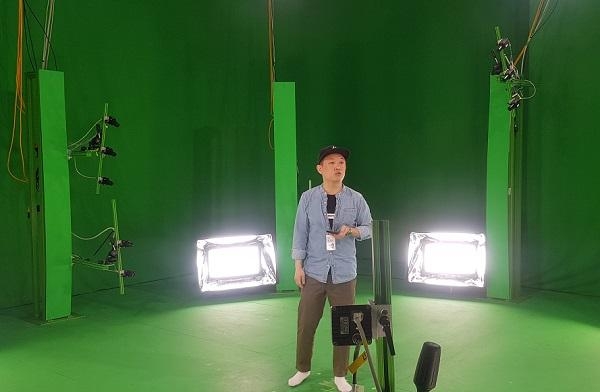LG유플러스 직원이 서울 서초동 U+AR스튜디오에서 AR 콘텐츠 촬영 방법에 대해 설명하고 있다. / 이광영기자