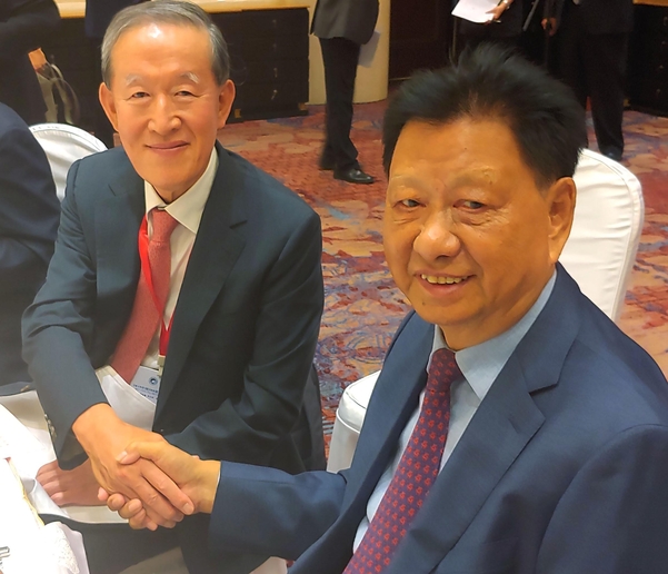 허창수 전경련 회장(왼쪽)이 왕쫑위 중국기업연합회 회장과 악수하고 있다. / 자료 전경련