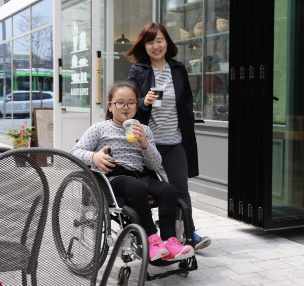 캠페인을 진행한 홍윤희 무의 이사장과 홍 이사장의 딸 지민. / 무의 제공