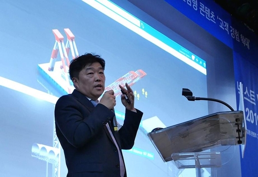 김현 다쏘시스템 이사가 건설업계 효율성 개선을 위한 ‘VR 활용 방안’을 설명하고 있다. / 차주경 기자