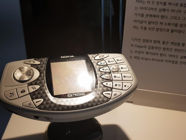 노키아가 2004년 출시했던 게임이 가능한 휴대전화 엔게이지./ IT조선
