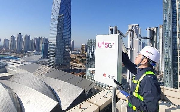 LG유플러스 직원이 한 건물 옥상에 5G 기지국을 설치하고 있다. / LG유플러스 제공