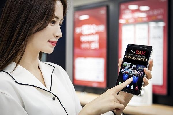 SK텔레콤 모델이 삼성전자 폴더블폰 갤럭시폴드 5G를 소개하고 있다. / SK텔레콤 제공