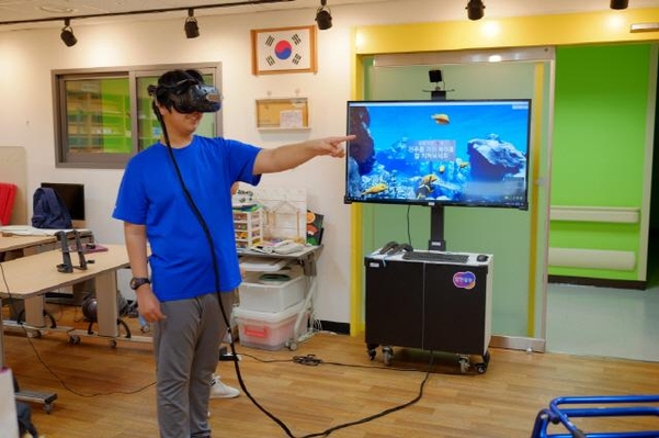 연세대 재활학교 학생 VR 인지훈련을 진행하는 모습. /한컴지엠디 제공