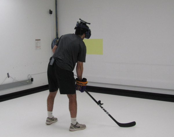 한 아이스하키 선수가 VR로 훈련하는 모습. /WPR 기사 갈무리(촬영: 롭 멘저 기자)