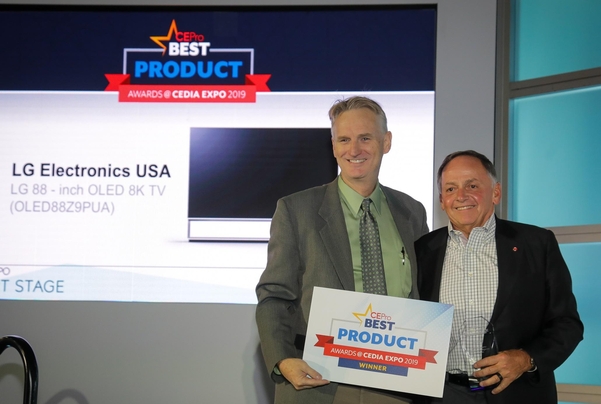 릭 칼라치 LG전자 미국법인 HE 세일즈담당(오른쪽)이 'CEDIA 엑스포 2019 어워드' 최고 제품상을 수상하고 있다. / 자료 LG전자
