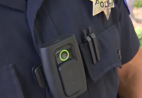 경찰관 가슴팍에 부착된 바디카메라 모습. 직사각형 모양의 외관이며 형광색으로 테를 두른 카메라 렌즈가 보인다. / 유튜브 홈페이지 갈무리