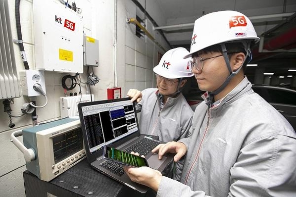 KT 네트워크부문 직원들이 서울 서초구의 한 건물 내 지하 주차장에서 ‘5G 스마트 빔 패턴 동기화 기술’이 적용된 5G RF 중계기의 품질을 점검하고 있다. / KT 제공