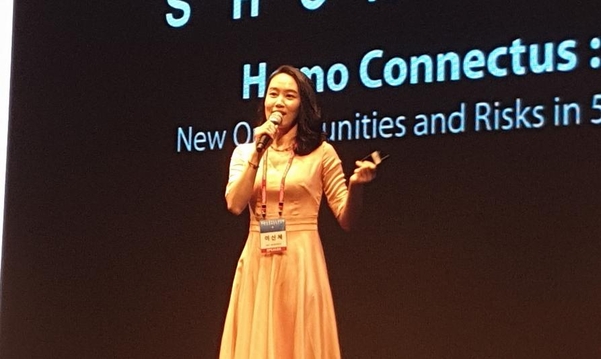 이신혜 파트너가 ‘스마트클라우드쇼 2019’에서 강연하고 있다. /오시영 기자
