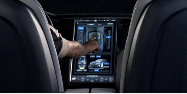 ‘모델S’에는 각종 계기판과 조작 버튼 대신 17인치 터치스크린(태블릿)이 장착됐다. 터치스크린은 자동차 주요 기능을 제어하는 인포테인먼트(Infotainment) 단말기로 인터넷 연동된다./ 자료: 테슬라