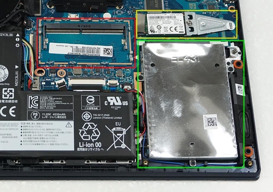 나사를 풀고 하판 커버를 열면 메모리(빨간 표시 부분)와 M.2 SSD(노란 표시 부분), 2.5인치 SATA 포트(녹색 표시 부분)가 보인다. / 최용석 기자