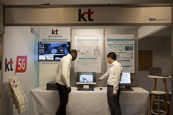 프랑스 파리 SDWAN 서밋 2019 행사장에서 KT 직원들이 관람객들에게 솔루션을 소개하고 있다. / KT 제공
