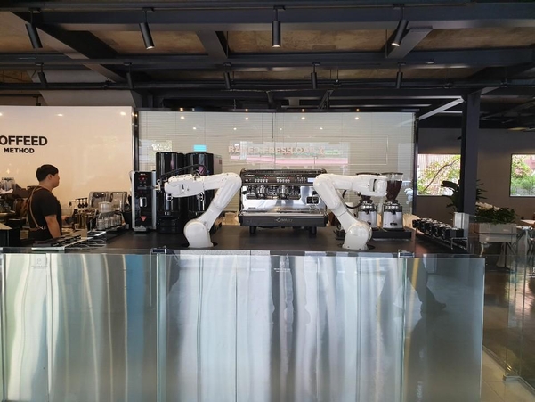 삼성동에 위치한 커피드 메소드. 로봇 바리스타가 전문 에스프레소 머신에서 커피를 뽑아낸다. / 상화 제공