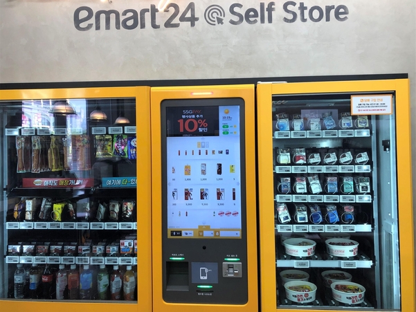이마트24 셀프스토어 김포DC점에 설치된 스마트 자판기. 물건을 한꺼번에 3개까지 구매할 수 있다. 담배는 자판기를 통해서만 구입할 수 있으며 신분증 확인을 거쳐야 한다. / 장미 기자