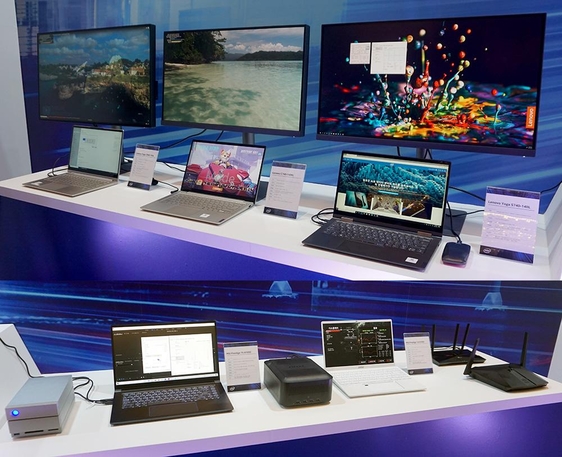 인텔 10세대 프로세서를 탑재한 최신 노트북 제품들과 와이파이6 공유기, 썬더볼트3 지원 주변기기 제품들. / 최용석 기자