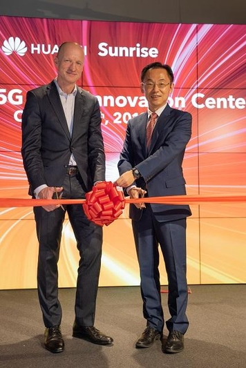 올라프 스완티 선라이즈 CEO(왼쪽)와 라이언 딩 화웨이 통신네트워크 비즈니스 그룹 사장./ 화웨이 제공
