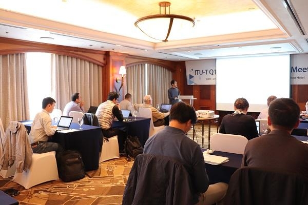 ETRI 연구진이 21일 서울 밀레니엄 힐튼 호텔에서 ‘ITU-T SG15 Q12 & Q14’ 서울 라포처 회의를 갖고 양자암호 전송시스템 표준 마련을 위한 국제표준화 회의를 진행하는 모습. / ETRI 제공
