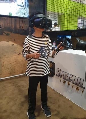 ‘스페셜포스 VR 인피니티 워’를 즐기는 어린이의 모습. /오시영 기자