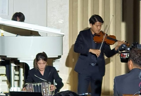 고산지 아티스트(왼쪽)가 게임 배경음악을 연주한다. / 오시영 기자