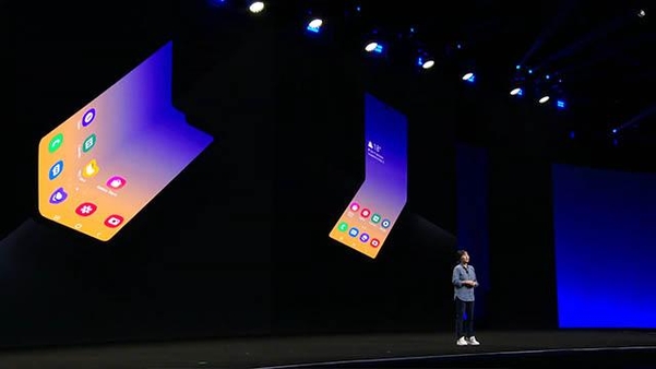 SDC 2019에서 공개한 삼성전자 새로운 폴더블 스마트폰 콘셉트 영상./영상 갈무리