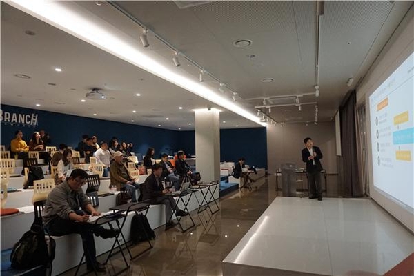 도서정가제 개편을 주장하는 토론회가 30일 서울 삼성동 코엑스에서 열렸다. 이날 행사에서 참석자들은 도서정가제가 도서 생태계를 황폐화시켰다고 주장했다.
