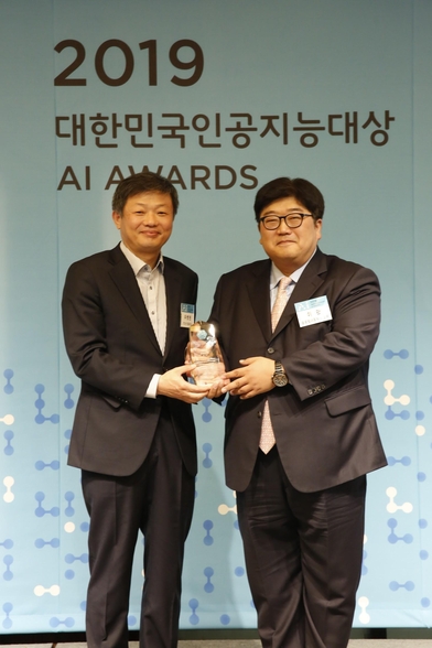 글로벌네트웍스가 유통부문 ‘대한민국 인공지능대상’을 수상했다. 이관 글로벌네트웍스 상무(오른쪽)가 우병현 IT조선 대표로부터 상패를 받고 있다.
